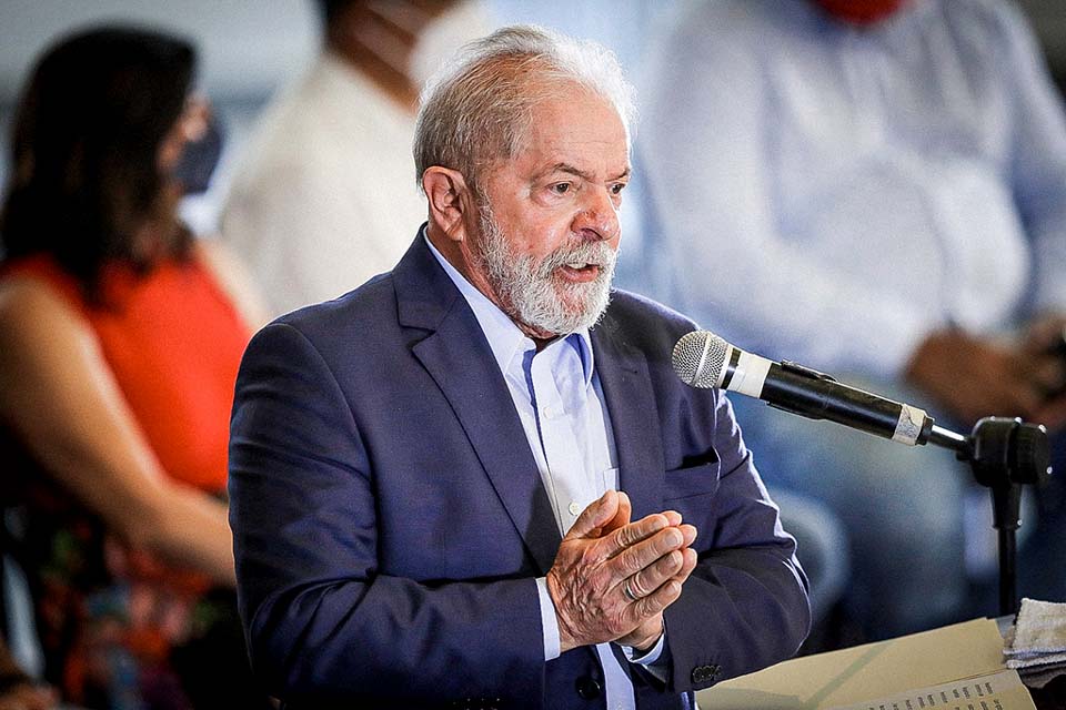 Juiz mantém bloqueio de bens de Lula ao enviar processos para o DF