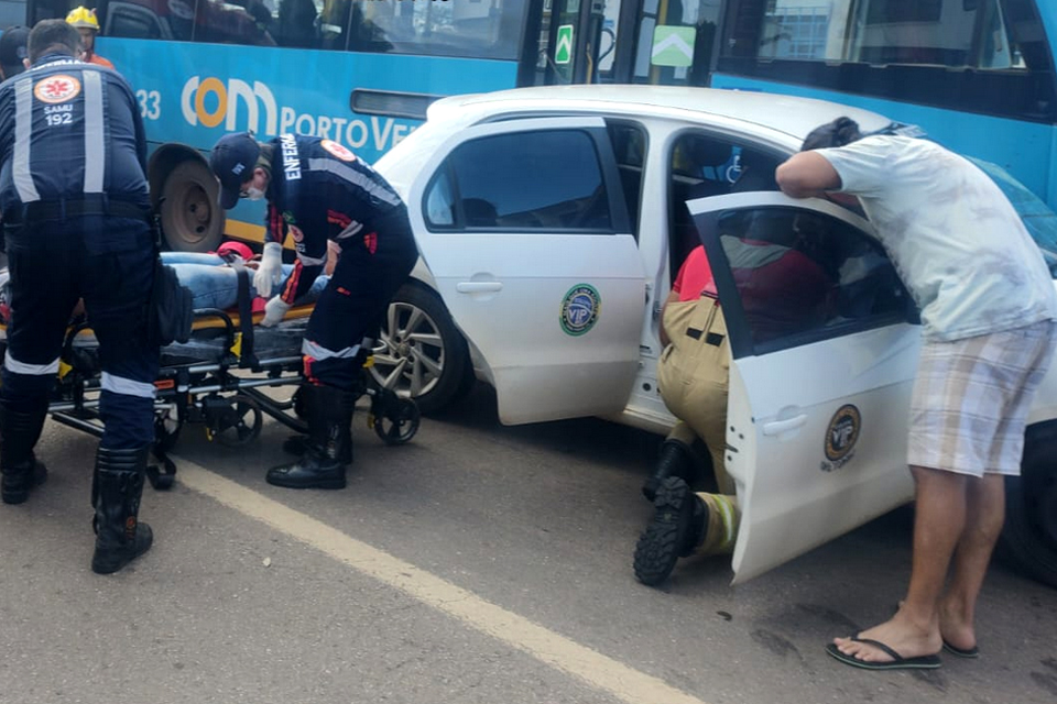 Ônibus arrasta carro de aplicativo e deixa ocupantes presos as ferragens