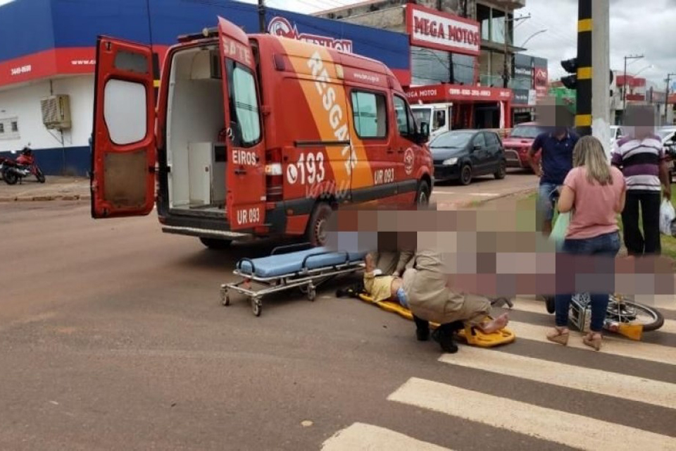 Idoso que pilotava bicicleta elétrica é atingido por caminhão no Centro