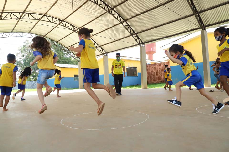 Mais de 400 alunos estrangeiros estudam na rede municipal de ensino de Porto Velho