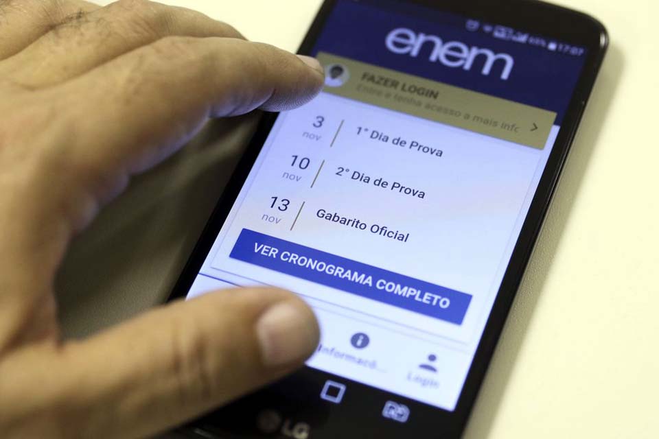 Estudantes do Enem lidam com internet precária e estudos pelo celular