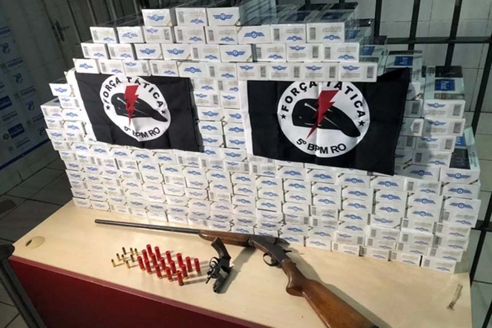 Polícia prende comerciante com duas armas e 228 maços de cigarro