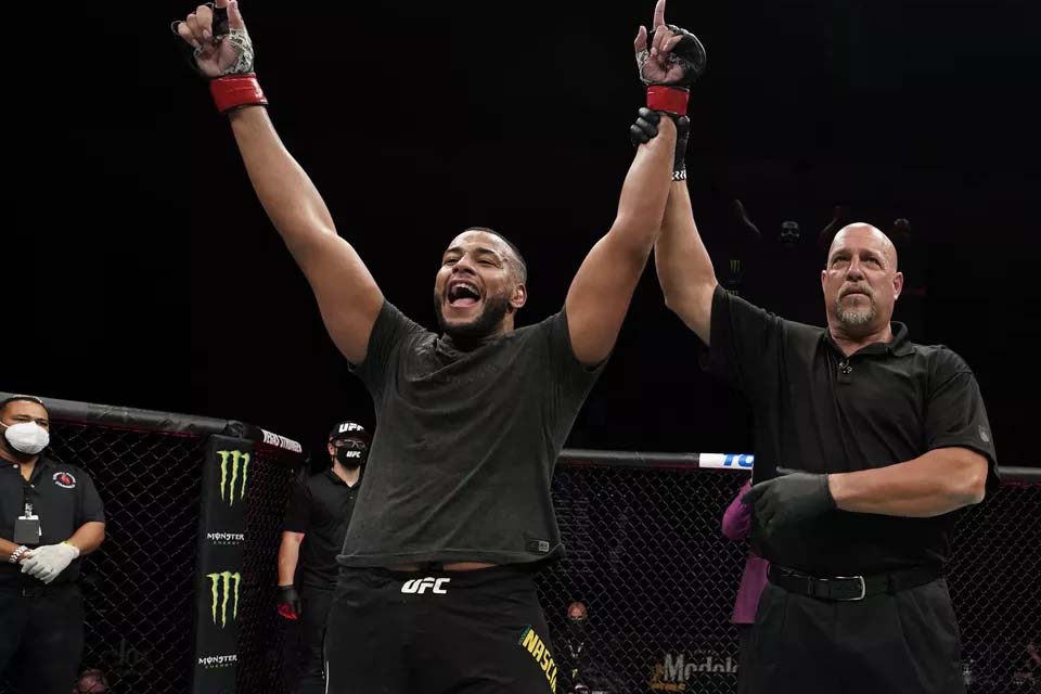 VÍDEO - Brasileiro Rodrigo Zé Colméia finaliza Don'Tale Mayes no UFC Flórida