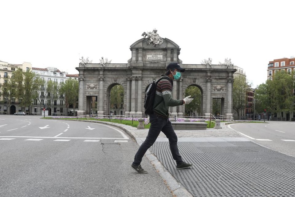 Verão não será capaz de travar a pandemia de covid-19, mostra estudo