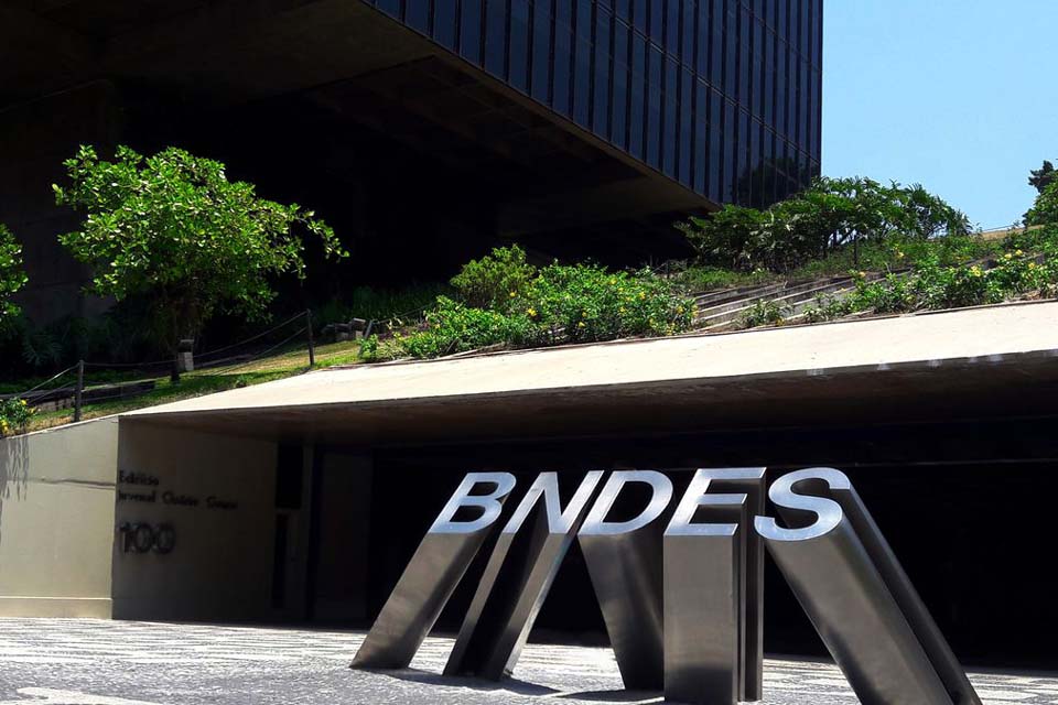 BNDES busca investidores estrangeiros para leilão da Cedae