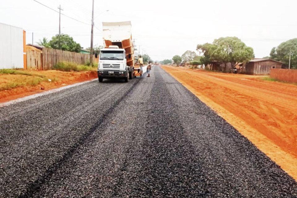 Prefeitura executa pavimentação na Avenida Gavião; são 3.063,68 metros de extensão