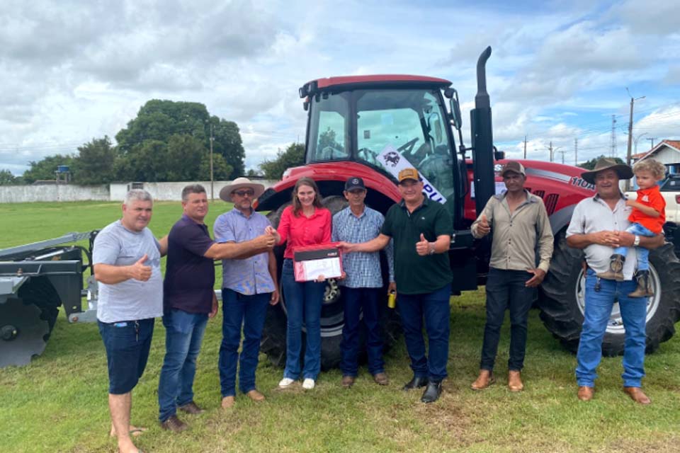 Deputada Gislaine Lebrinha realiza entrega de trator agrícola no município de Urupá