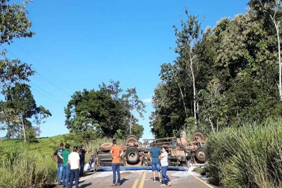 Caminhão com carga de tintas tombar e interditada BR 435 