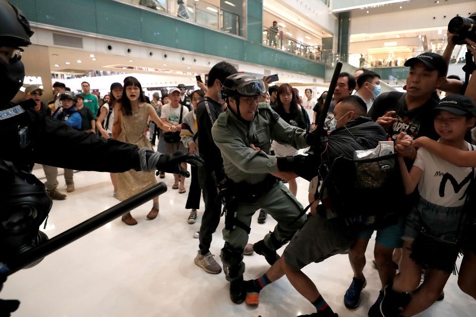 Dezenas de pessoas são presas em Hong Kong durante protesto