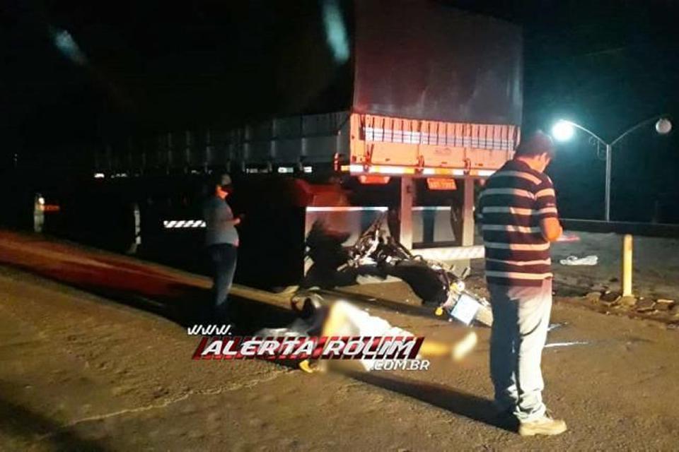 Motociclista morre após bater na traseira de carreta estacionada em Rolim de Moura