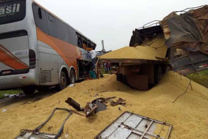 BR-364: ônibus bate contra traseira de carreta parada 