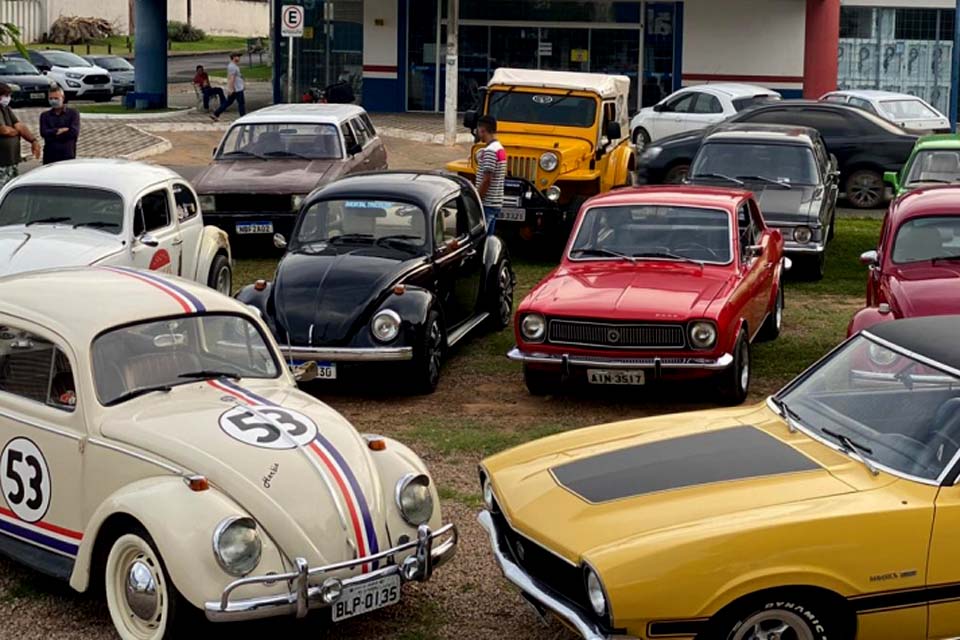 Apaixonados por carros antigos realizam encontro a cada 15 dias no município