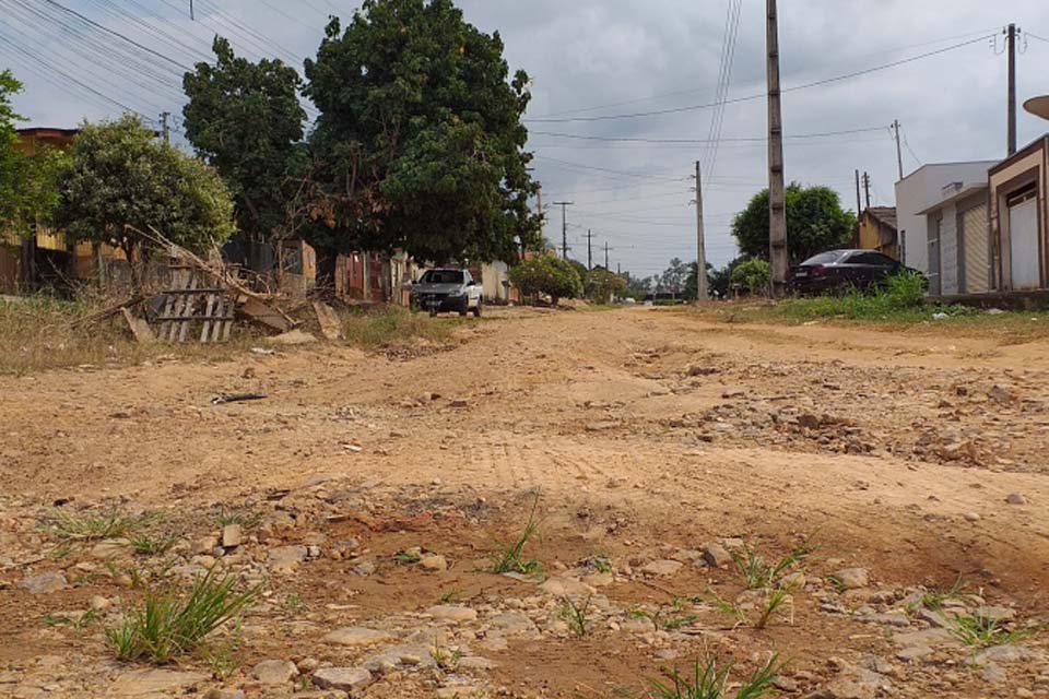 Caminhões-pipa são usados para tentar conter intensa poeira nos bairros 