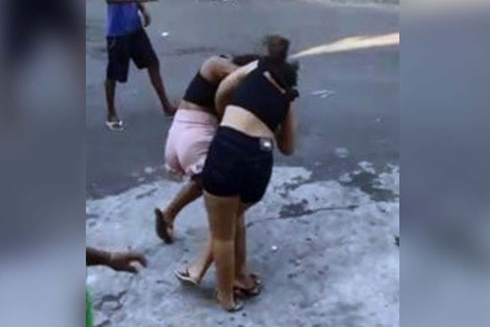 VÍDEO - Mulher espanca namorada do pai até a morte no meio da rua; Imagens Fortes