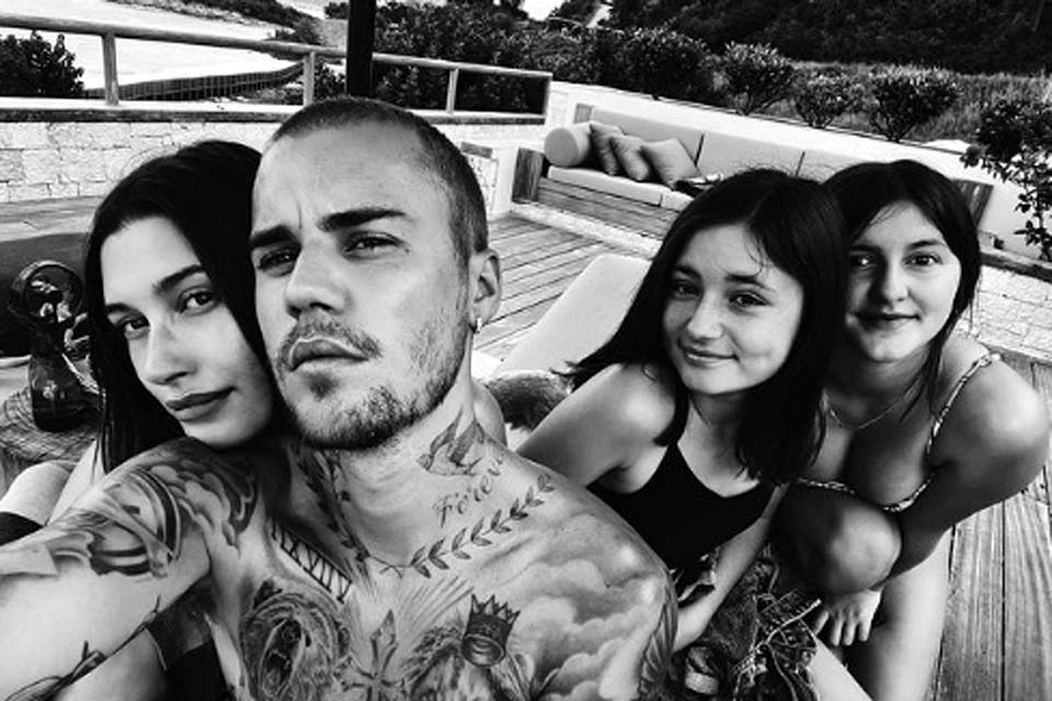 Justin Bieber aparece com irmãs e Hailey em clique raro: Minhas garotas favoritas