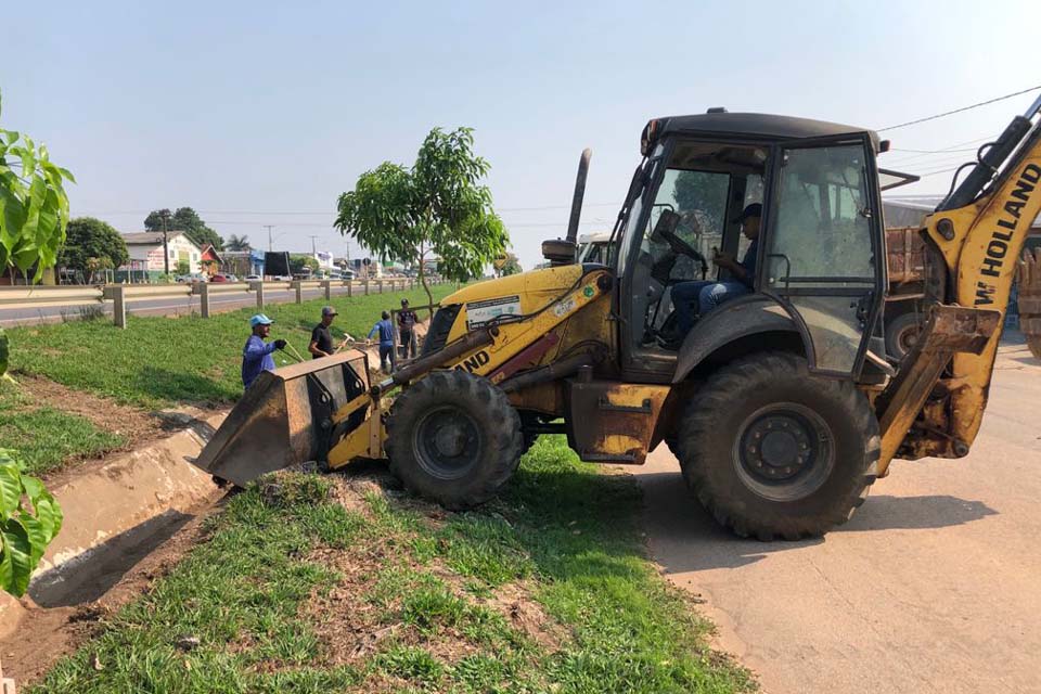 Secretaria de Obras está realizando a limpeza na sarjeta ao longo da avenida 30 de Junho