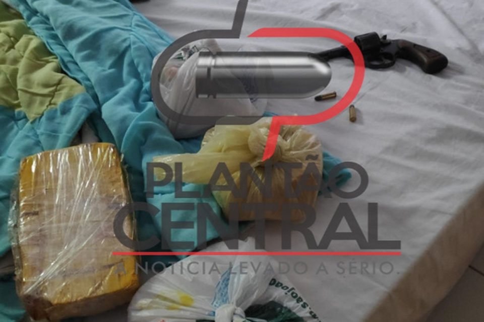 PM prende suspeita com arma e quase 4 kg de drogas após homicídio