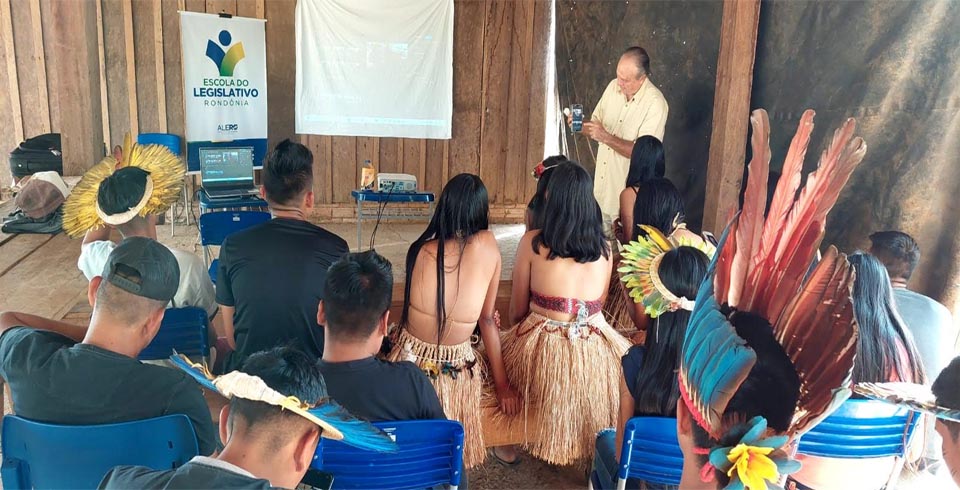 Escola do Legislativo ministra curso inédito para indígenas  