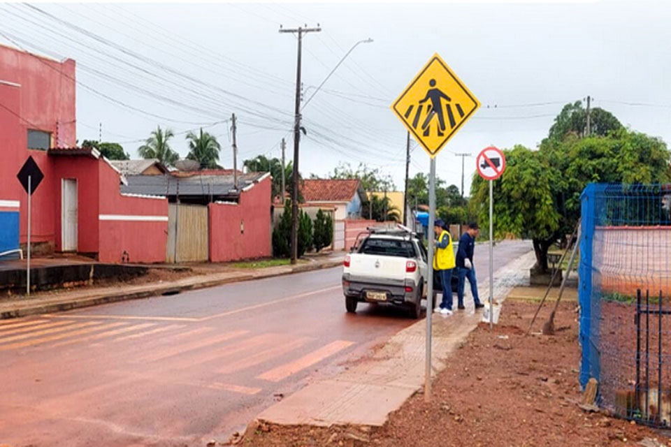 Prefeita atende solicitação de moradores e instala placas de proibição do trânsito de caminhões