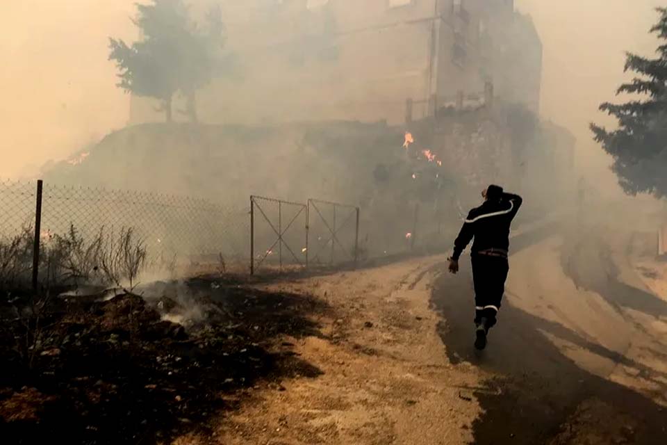 Argélia: número de mortos em incêndios sobe para 42