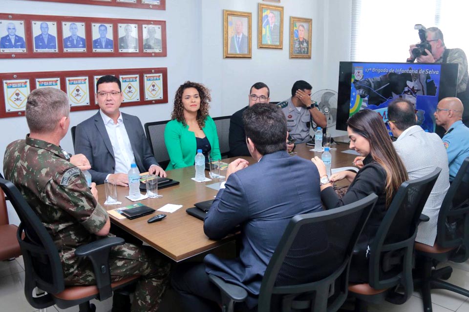 Governadores de Rondônia e Acre discutem, junto com comandante da 17ª Brigada de Infantaria de Selva, segurança nas fronteiras e desenvolvimento sustentável