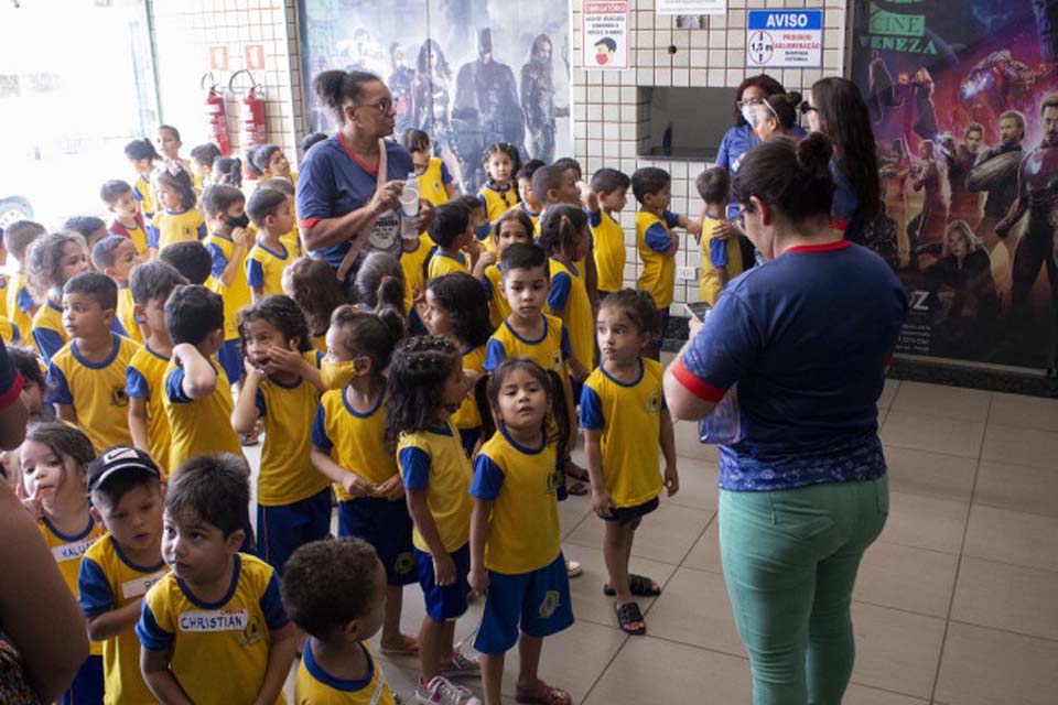 Alunos da Escola São Luiz Gonzaga participam de sessão de cinema