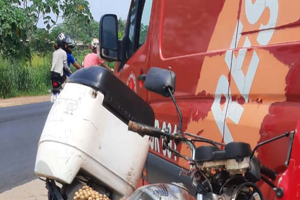 Motociclista fica gravemente ferido após colidir com carro na BR-364