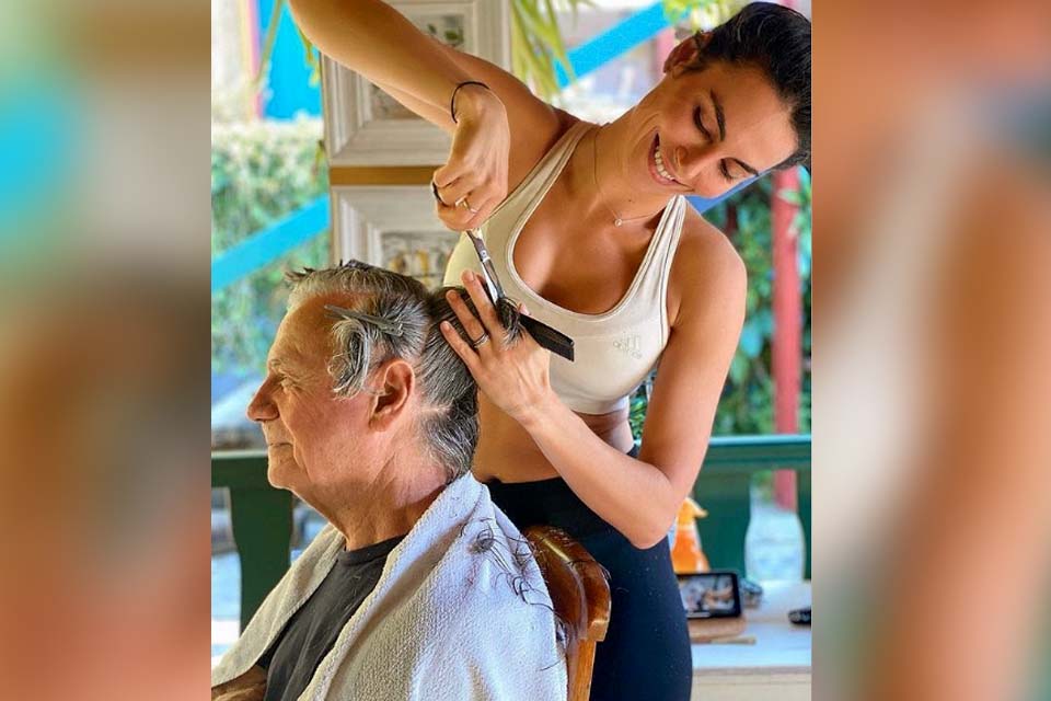 Rodrigo Santoro se emociona ao ver Mel Fronckowiak cortando cabelo de sogro