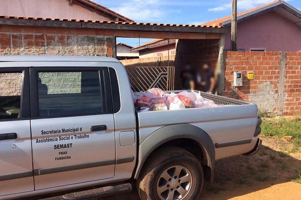 Semast entrega cestas básicas para famílias do programa “Criança Feliz”