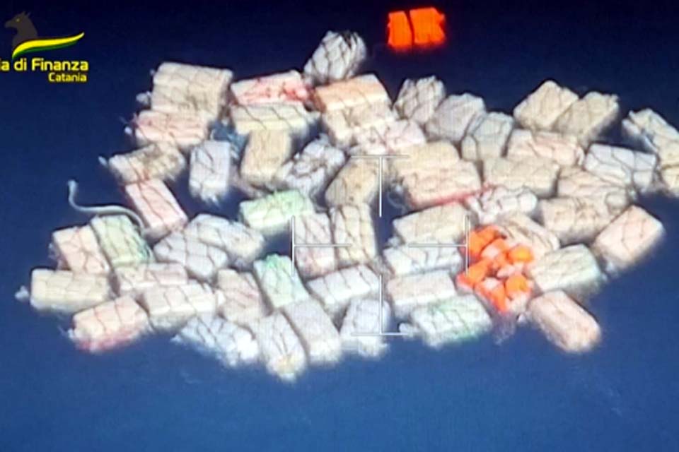 Itália apreende 2 toneladas de cocaína que estavam boiando no mar