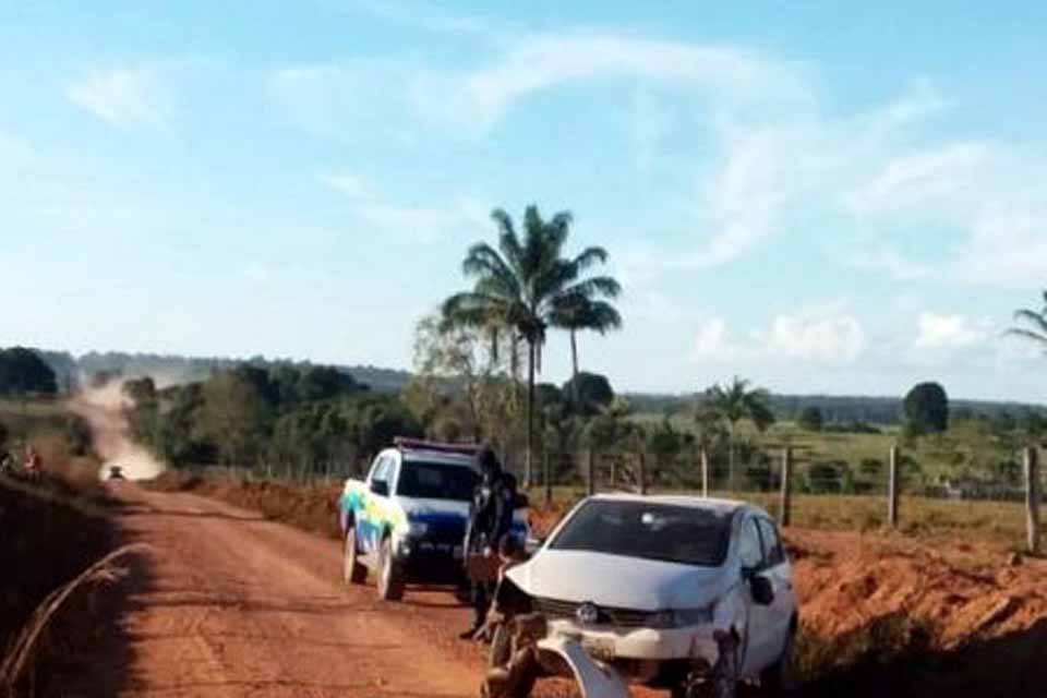 Automóvel ocupado por mãe e filho capota na Zona Rural