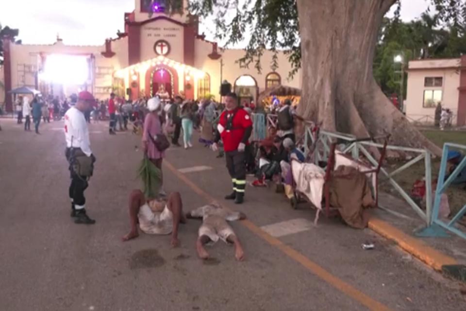 Fiéis peregrinam rastejando ou de joelhos pelas ruas de Cuba em homenagem a São Lázaro