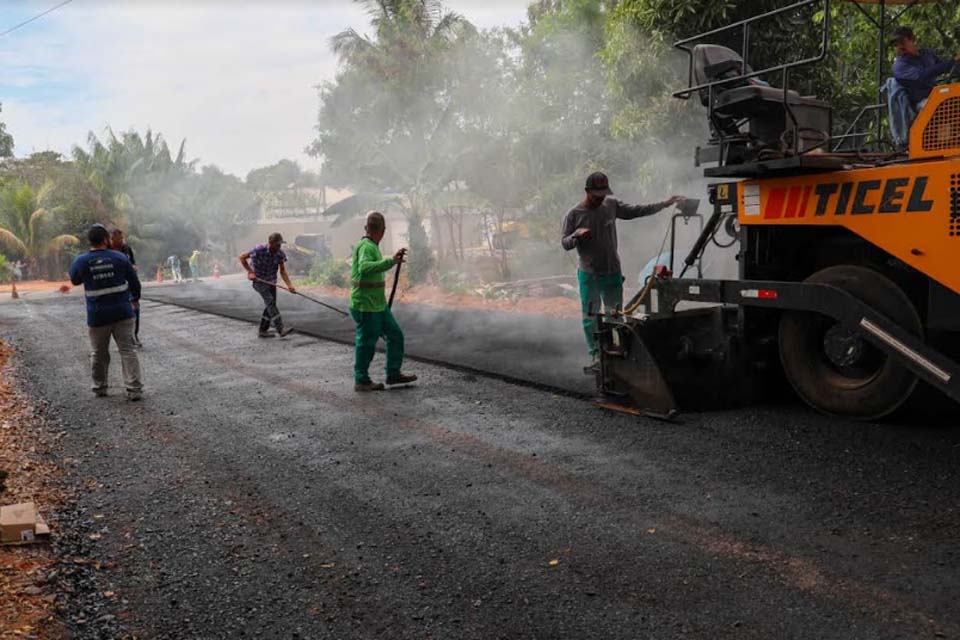 Prefeitura de Ji-Paraná segue com obras de asfaltamento; foram retomados os serviços de aplicação do CBUQ