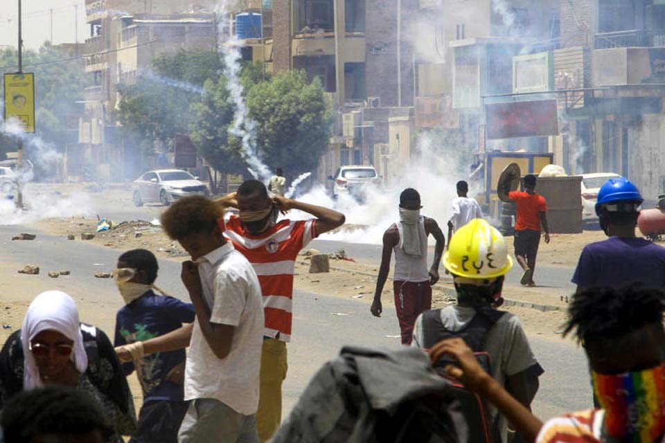 Protestos contra o governo militar no Sudão deixam ao menos cinco mortos