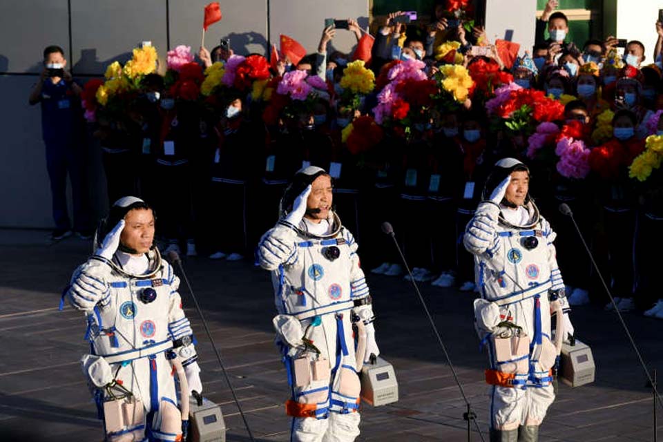 Astronautas chineses retornam à Terra após missão espacial de 90 dias