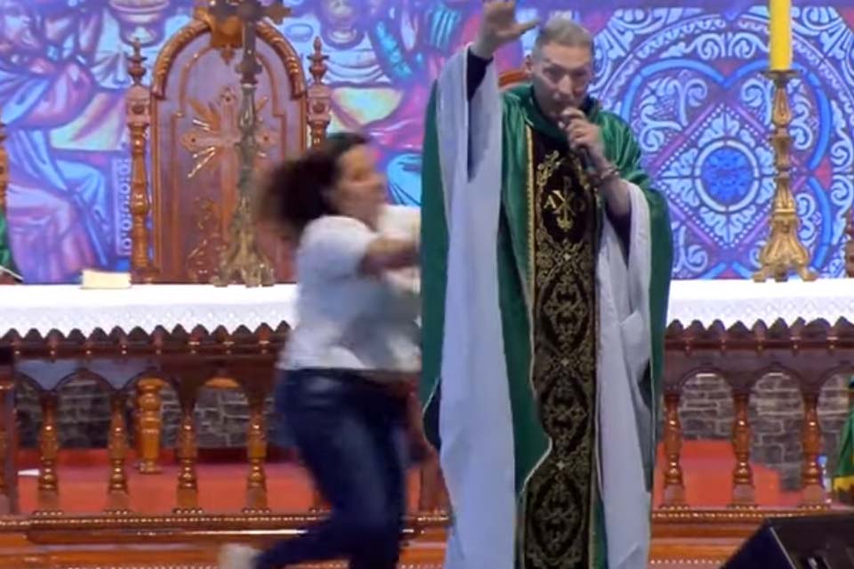 VÍDEO - Padre Marcelo Rossi é agredido por mulher em missa e cai do altar