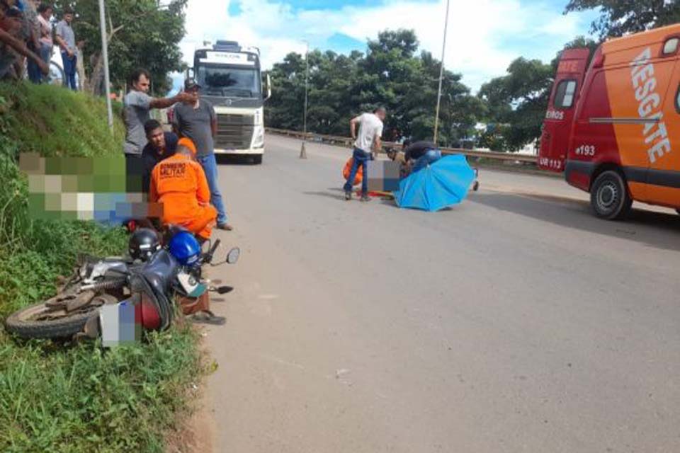 Colisão entre carro e moto deixa mulher ferida na BR-364 