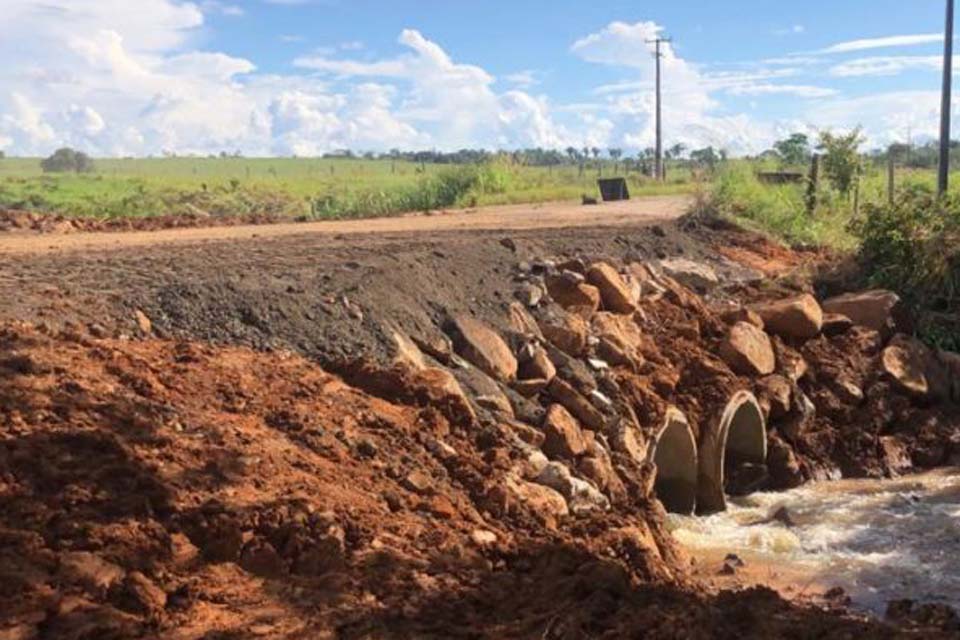 DER realiza serviço emergencial da RO-133 na região central de Rondônia