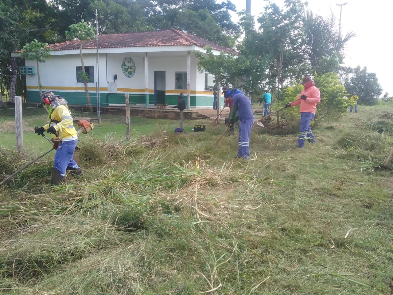 Semusb realiza limpeza do prédio onde será instalada barreira sanitária do município