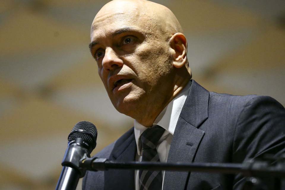 Moraes abre inquérito contra governador e ex-secretário do DF