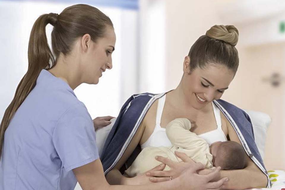 Técnico em enfermagem deve auxiliar no aleitamento materno