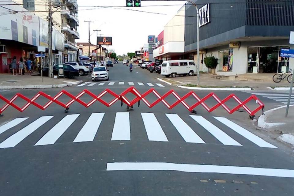 Prefeitura de Jaru realiza manutenção de faixas de pedestres em vários pontos da cidade