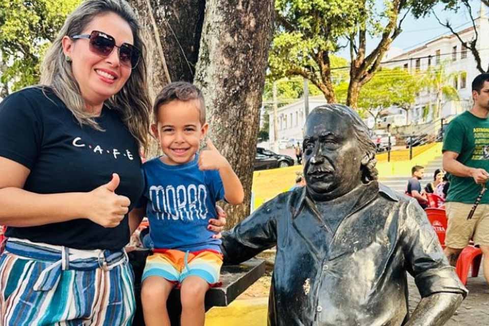 Estátua em homenagem a Manelão, fundador da Banda do Vai Quem Quer, é revitalizada