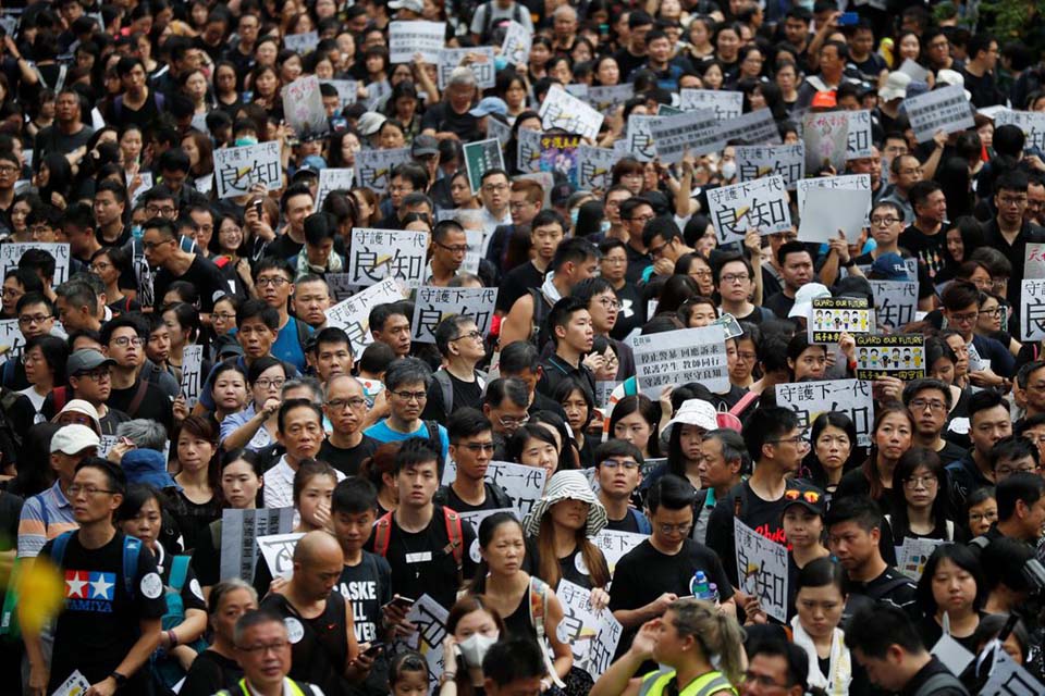 Manifestantes voltam a tomar ruas de Hong Kong