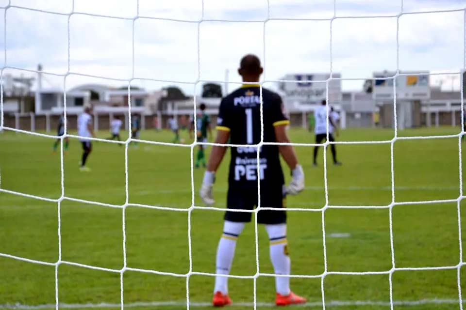 Goleiro Gil reclama de arbitragem no empate contra o Porto Velho: 