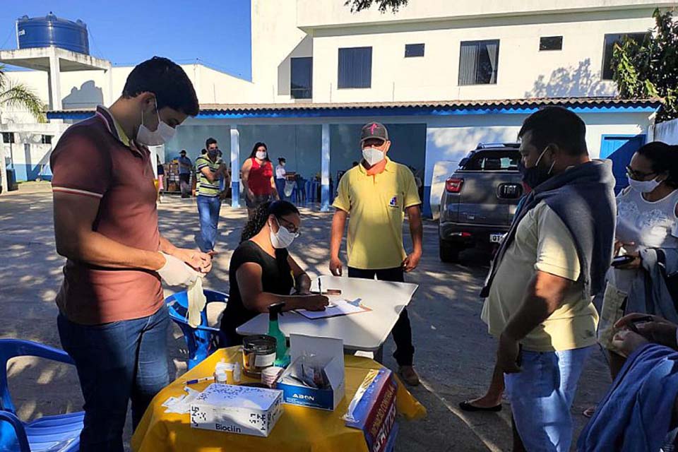 Técnicos da Agevisa realizam exames e testes rápidos para diagnóstico de hepatites virais em São Carlos, neste sábado, 7