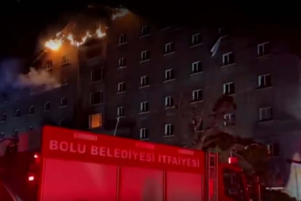 Incêndio em hotel de estação de esqui mata 66 pessoas na Turquia