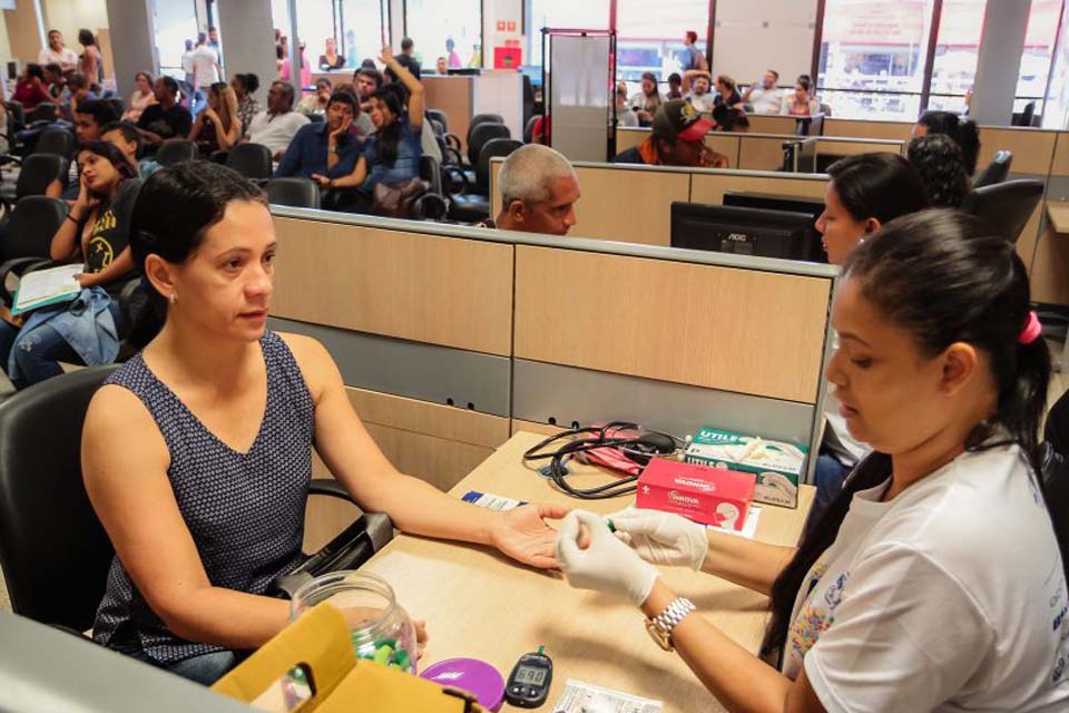 Exames de glicemia e pressão arterial atraem clientes do Shopping Tudo Aqui em Porto Velho