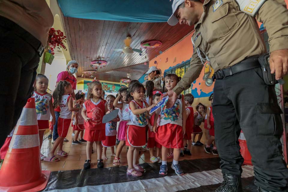 Ações educativas orientam pedestres sobre a importância da travessia segura