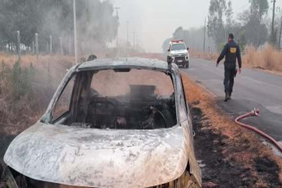 Bombeiros e PM são acionados após denuncia de veículo em chamas